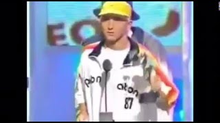This is tough to watch .. Eminem BOOED at the 2002 MTV VMA  Awards Resimi