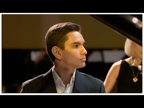 Играет Дмитрий Шишкин