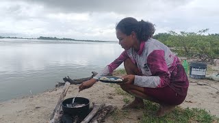PESCA E PREPARO DE PEIXES DE FRENTE PRO MAR