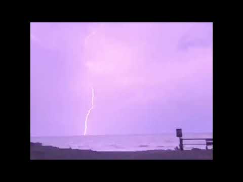 Tarquinia, tempesta di fulmini sul mare: il video di un lettore