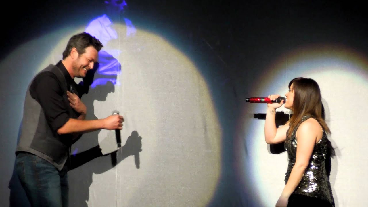 Kelly Clarkson and Blake Shelton "Don't You Wanna Stay" - YouTube