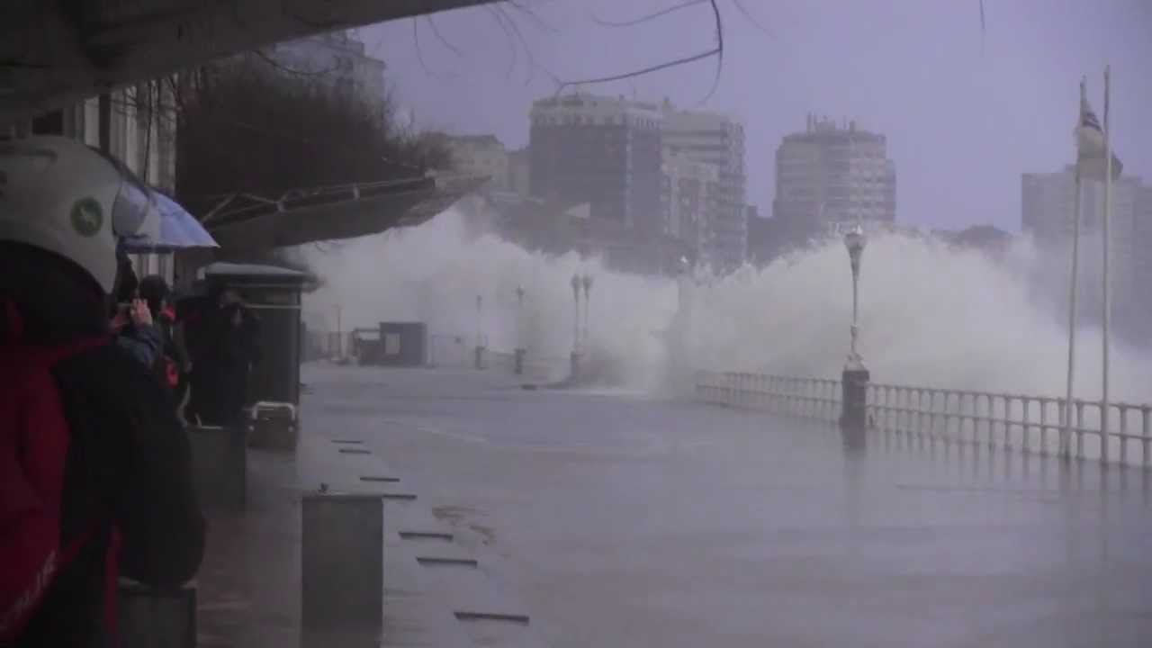 Gijón (Asturias). Mareona del temporal del 3 de Marzo 2014
