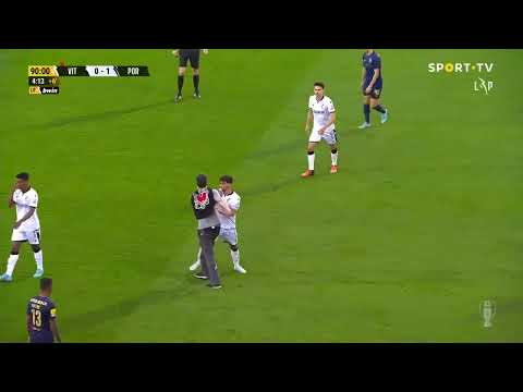 Vitória SC x FC Porto: Adepto invade relvado para agredir jogadores