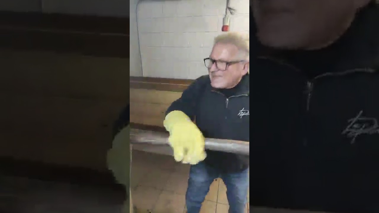 Continuo la tradizione  In questo forno 50 kg di pane come una volta