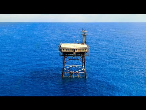 World's Most DANGEROUS HOTEL 7 Day Survival Challenge!! (stranded at sea)