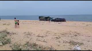 Трактор вытаскивает застрявший Кадиллак Эскалейд из песка в Крыму. (часть 1)