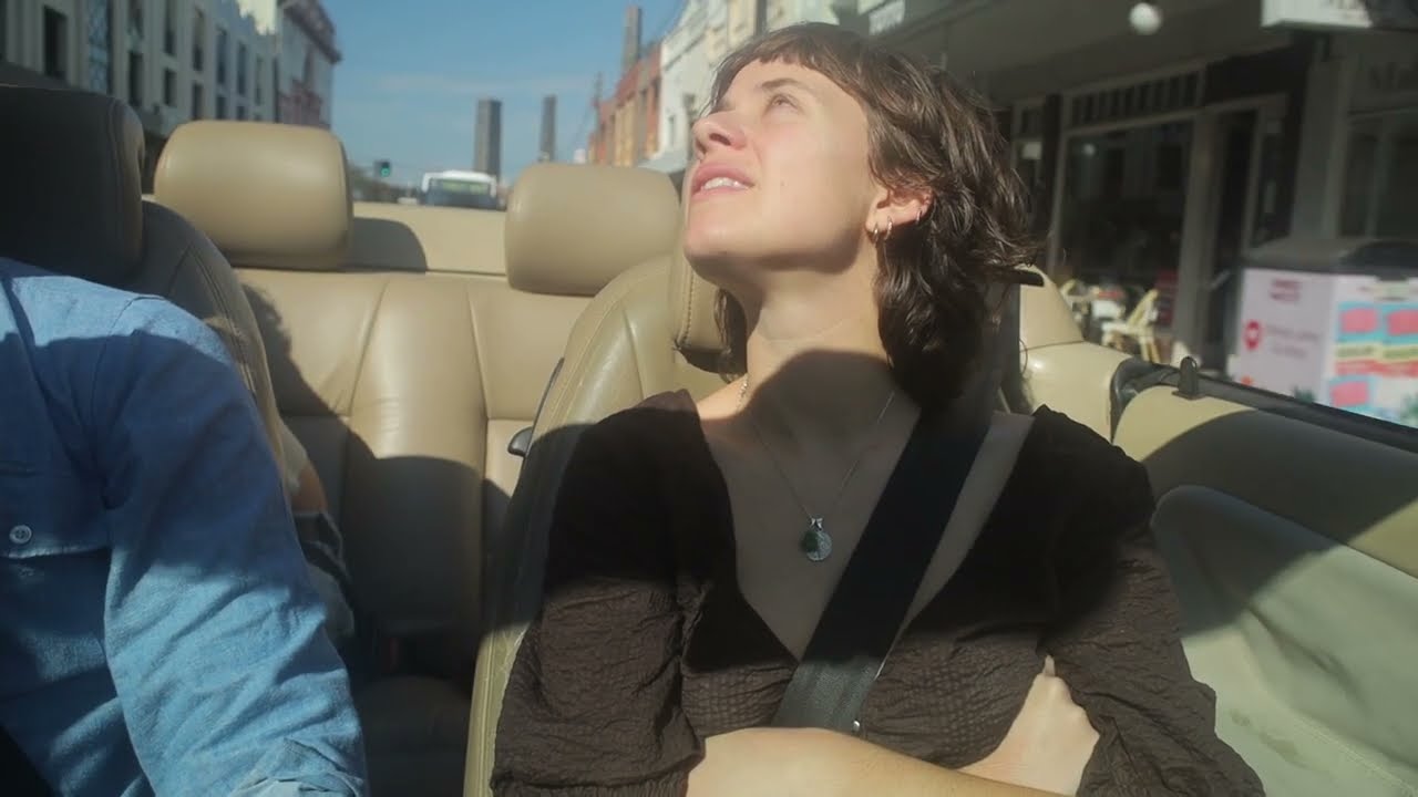 Regardez Betty - Devote (Official Music Video) sur YouTube Regardez Betty - Devote (Official Music Video) sur YouTube