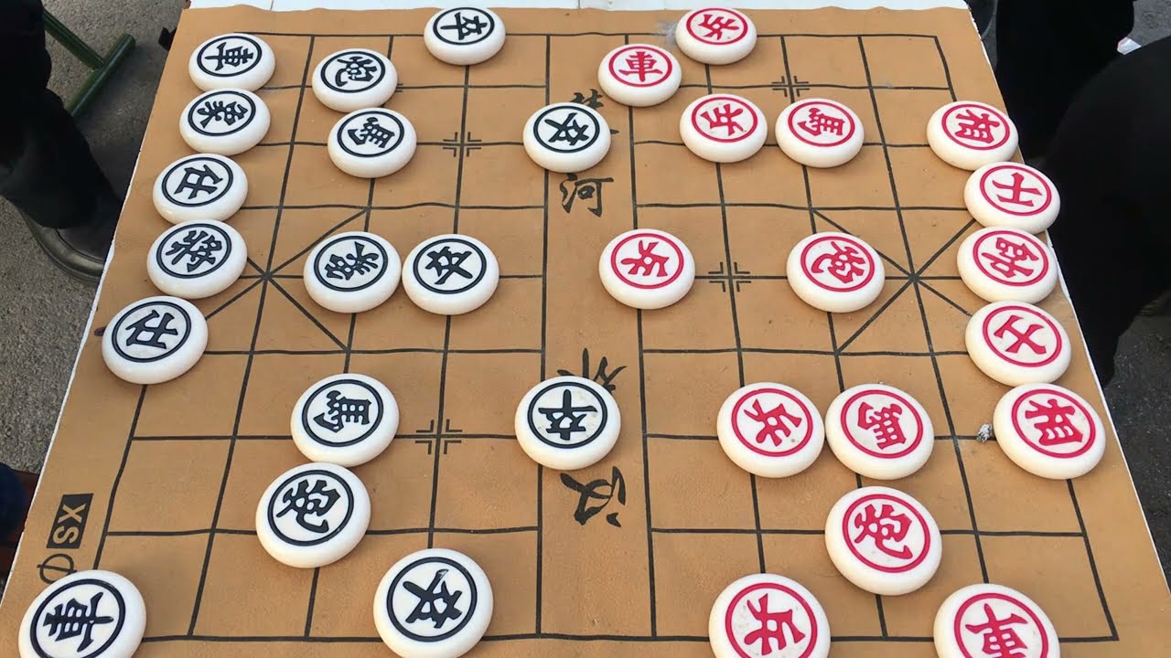 國際象棋專業等級對戰公園棋手，殘局功底讓人大開眼界，進攻的很精彩