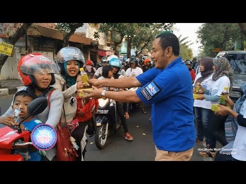 ngabuburit-asik-berbagi-manfaat-1000-takjil-ala-muda-mudi-demokrat-trenggalek---bioz.tv