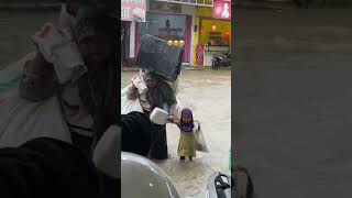 Tdanak Ibuu0026adek Ini Melewati Kondisi Jalan Banjir Dengan Tenang Dan Sabarberitaterkinihariini