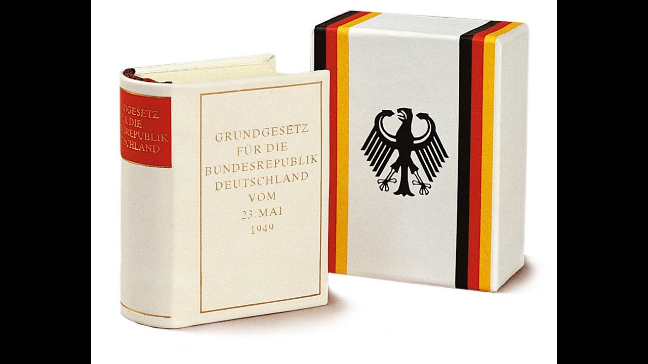 Конституция фрг. Конституция Германии. Grundgesetz 1949. Конституция Германии оригинал. Книга законов Германии.