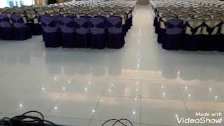 Mengendalikan suara bergema di event indoor