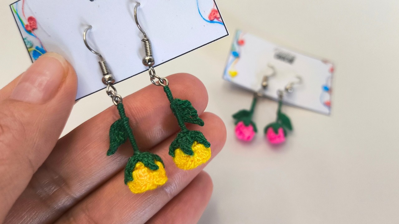 ✨ Aprenda a fazer um brinco mini rosa em crochê – Passo a Passo Fácil e Rápido! ✨