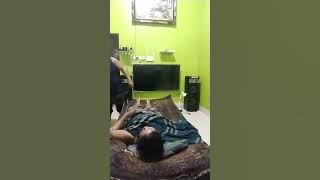 Pijat Di Depan Suaminya