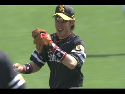 捕球→送球までが完璧すぎる。本多雄一が軽快なジャンピングスロー