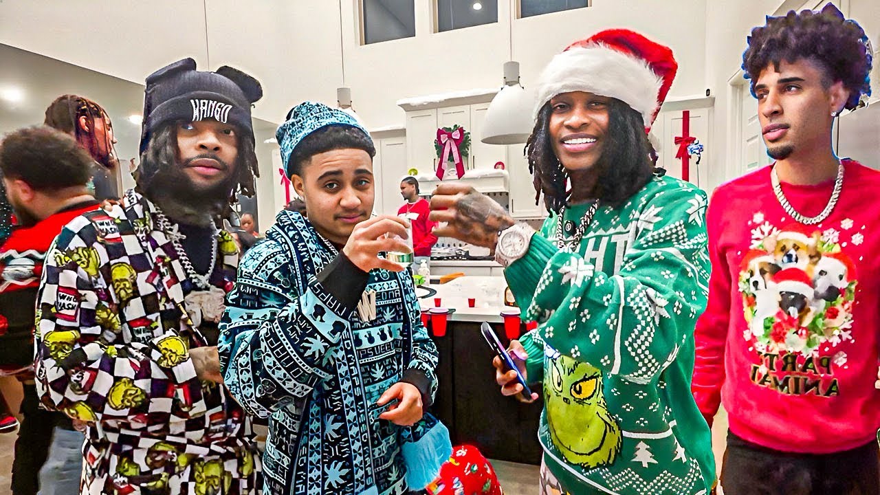 Мы были на рождественской вечеринке в уродливых свитерах.