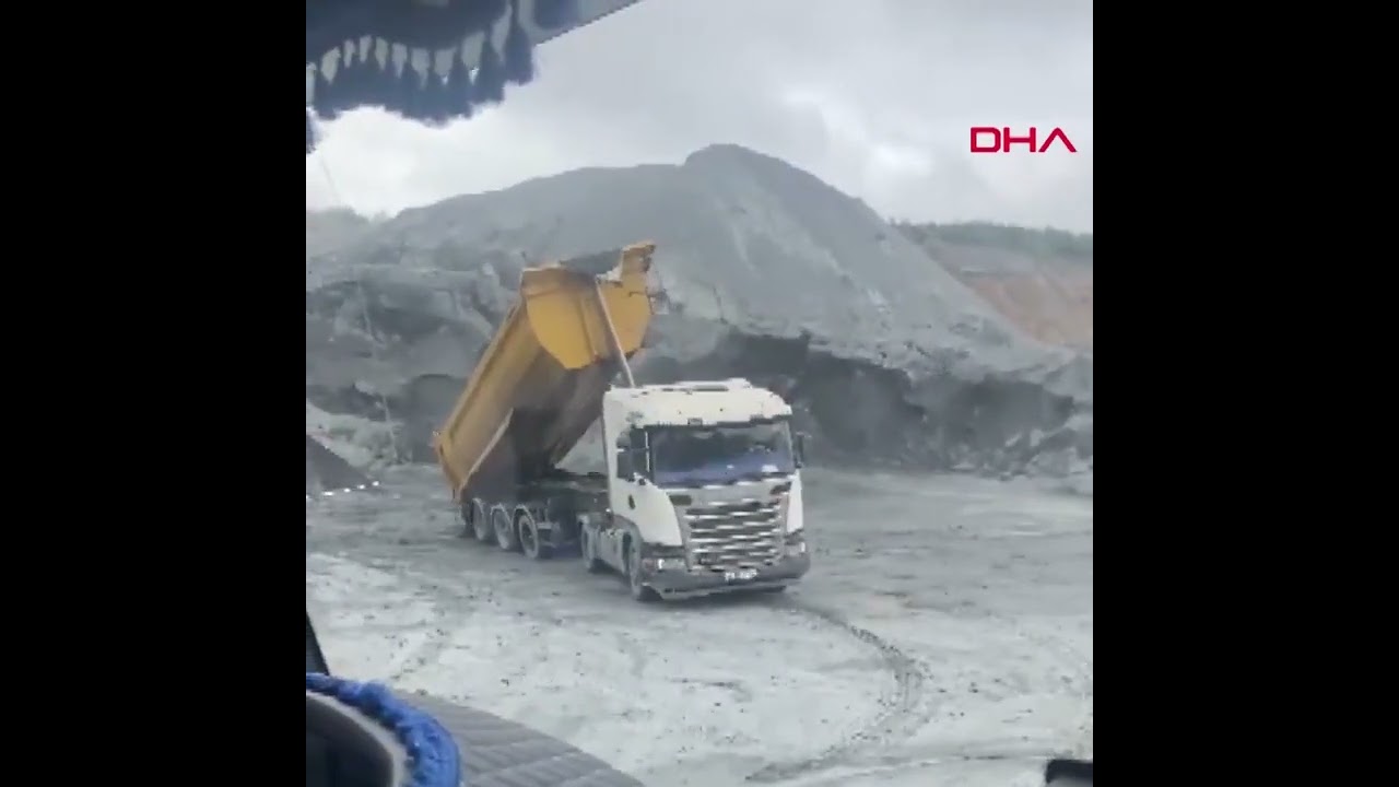 Kağıthane'de hafriyat kamyonunun damperi böyle devrildi