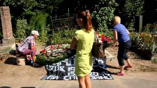 картинка: Мама Михаила Горшенёва,на могиле сына
