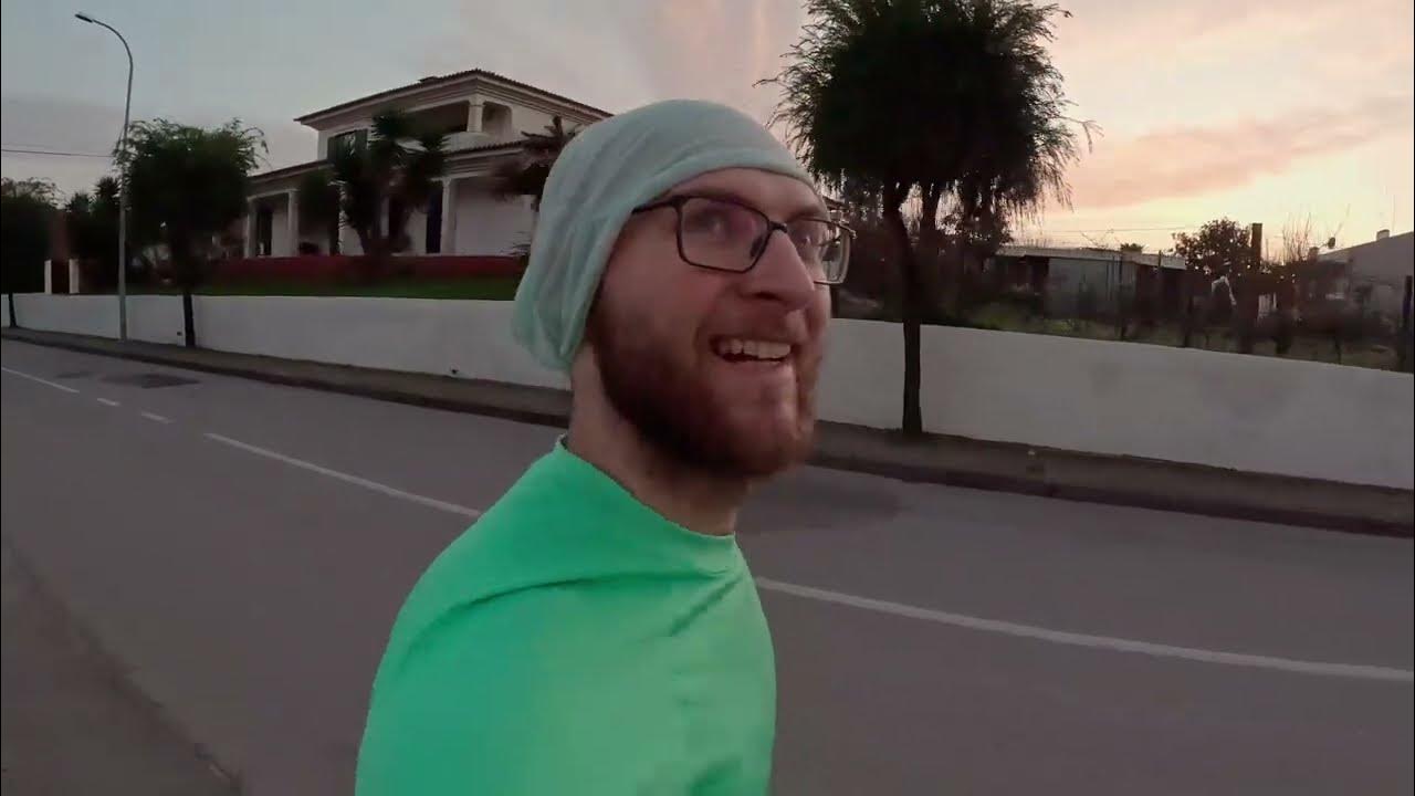 Девушка бежит. Бегу видео. Смешно бежит. Быстро бежит. Человек убегает.