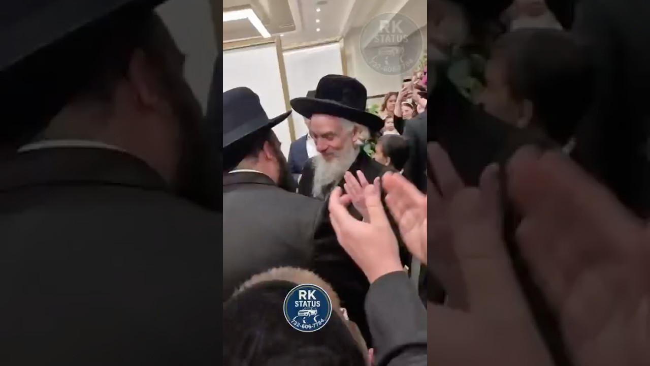 האדמו״ר מלוצק בכניסה לחתונת אחד מחסידות בארה״ב