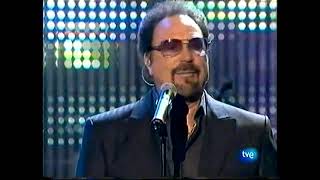 Tom Jones - Give A Little Love ('Feliz 2009' Spanish Tv)