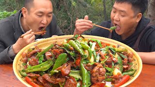 拔點蒜苗,老弟炒一鍋臘香腸,香氣濃郁不油膩,下飯真是一絕! 【鐵鍋視頻】 拔點蒜苗,老弟炒一鍋臘香腸,香氣濃郁不油膩,下飯真是一絕! 【鐵鍋視頻】