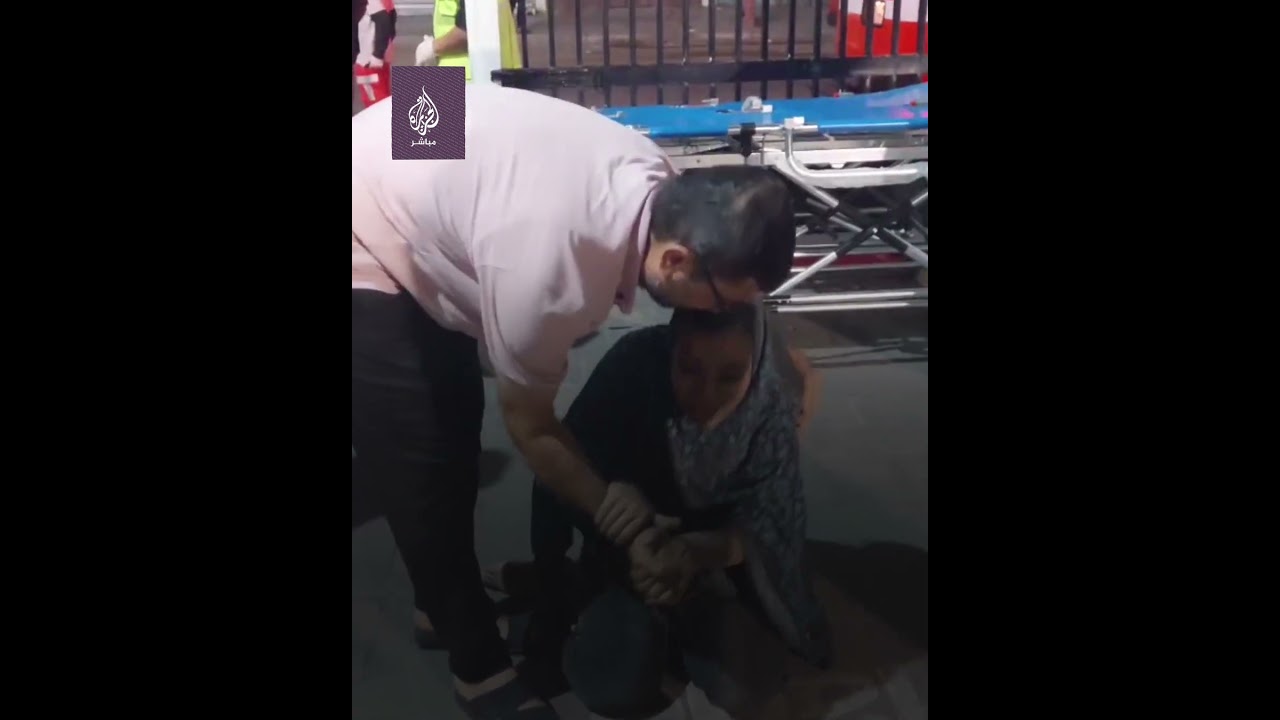 طفلة فلسطينية تصرخ بعد استـ ـشـ ـهاد والدها وأشقائها الثلاثة جراء قـ ـصـ ـف منزلهم في غزة