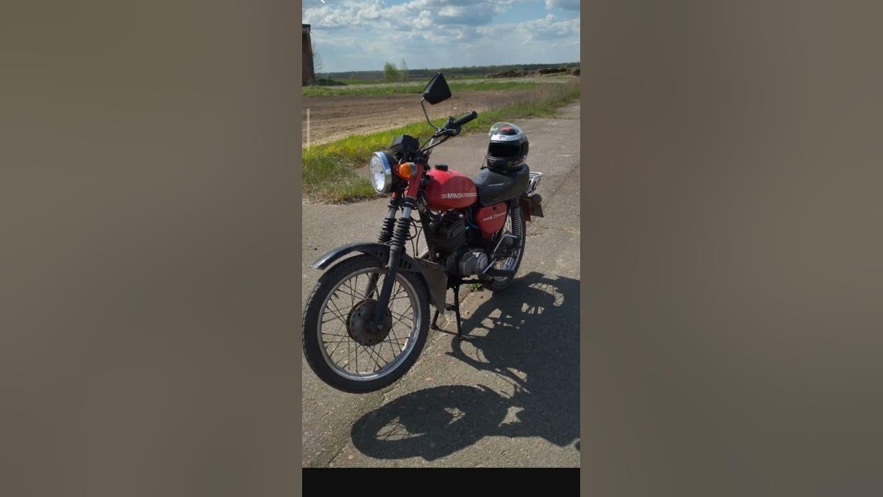 Мотоцикл Минск в деревне ночью