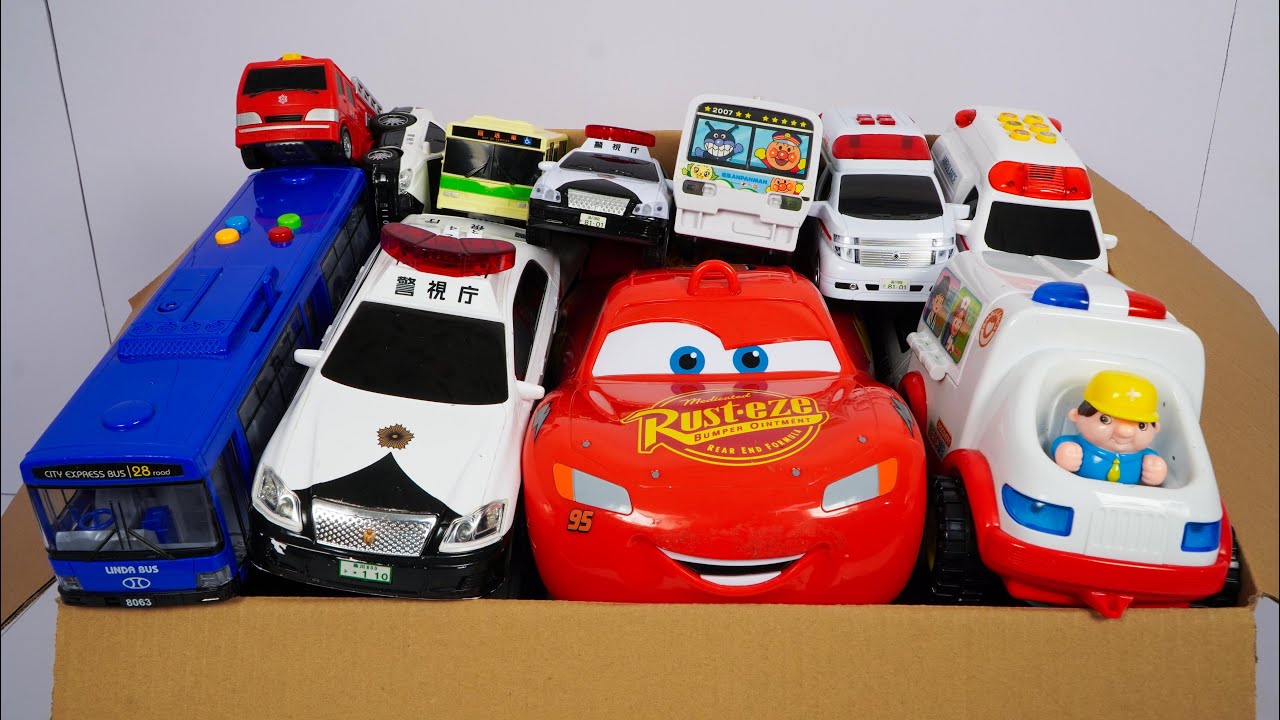 走って落ちる！おもしろおもちゃと救急車のミニカーで坂道走行！Fun toys and mini ambulances race down the slope and fall!