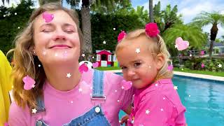 Alice and auntie pack a suitcase and are going on a trip