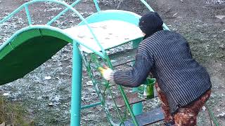 Только в России красят детскую горку после выпадения снега