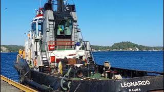 Tugboat Leonardo leaving the dock. Taubåten Leonardo forlater brygga.