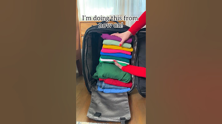 Pack suitcase vertically to maximize space and make outfits easily accessible! #travel #Thanksgiving