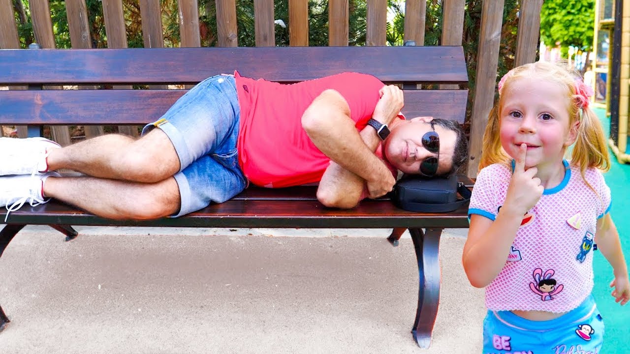 Stacy y papá juegan en el patio de recreo - YouTube