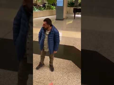 البلوجر التركي كوكسال بابا يداعب أطفال مصريين خلال زيارته للقاهرة