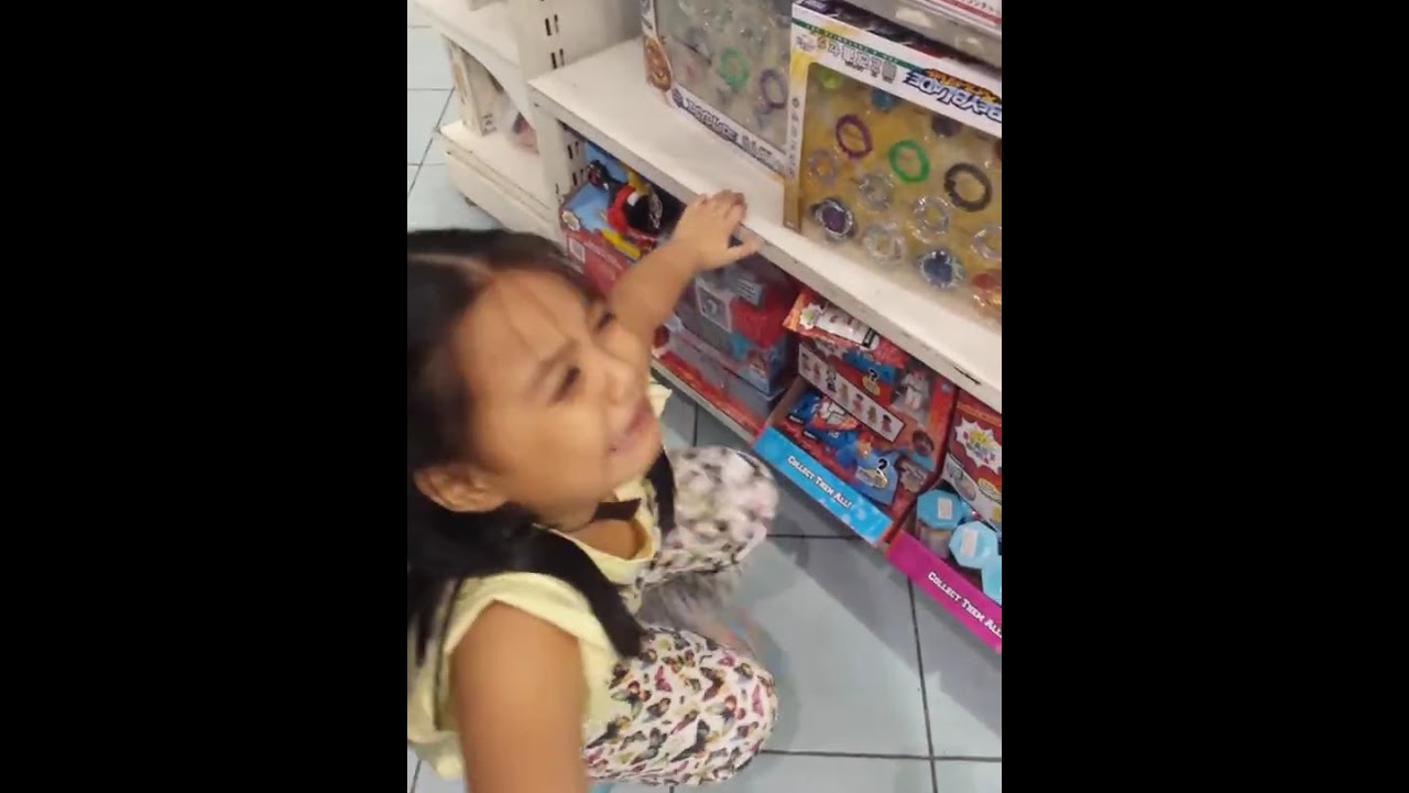 She so amaze when she saw ryan toy review toys @ toys R us