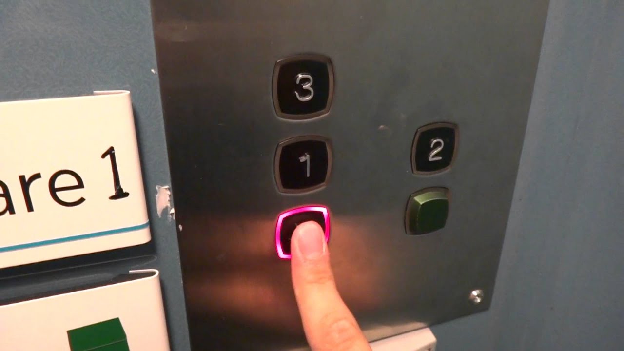 old ASEA Graham (mod. by: KONE) traction elevator @ Norra Hamngatan 7, Söderhamn, Sweden.