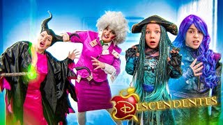 Descendants at school! Scary teacher 3D sister Maleficent!? School of Villains in real life!