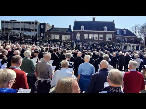 Mannenkoren uit Achterhoek zingen Oekraïens volkslied in Doetinchem