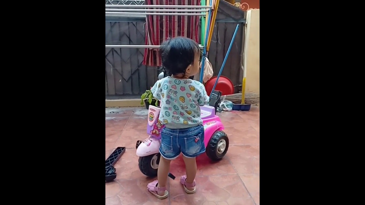 Anak kecil lucu joget terus 
