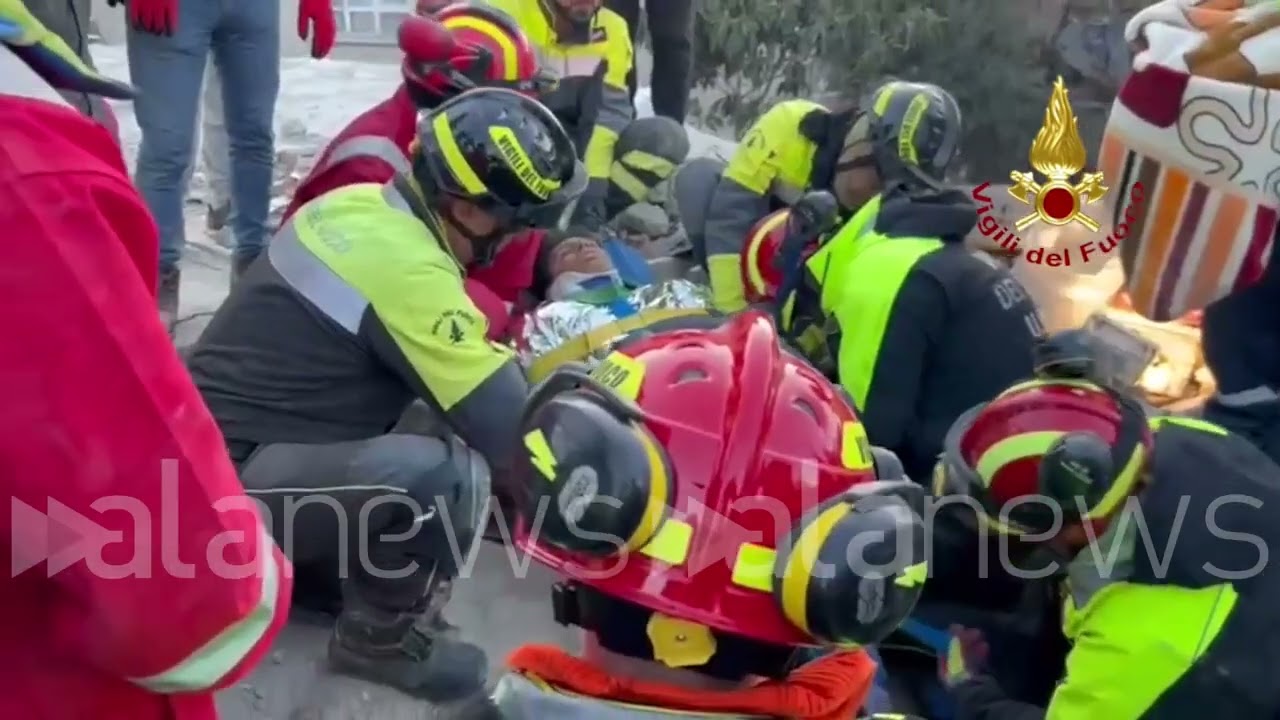 Terremoto in Turchia, vigili del fuoco salvano un ragazzo sepolto sotto le macerie