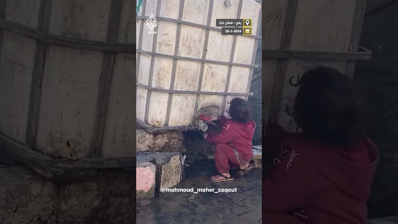 طفلة فلسطينية نازحة تتشبت بكل قطرة ماء لتروي عطشها
