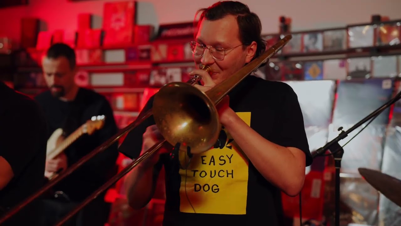 Dizzy Dutch Duck — Live at Play