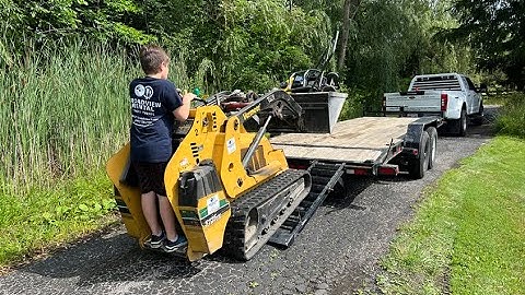 HOW TO VIDEO - Vermeer S925TX Mini Skid (Stand On Track Steer)