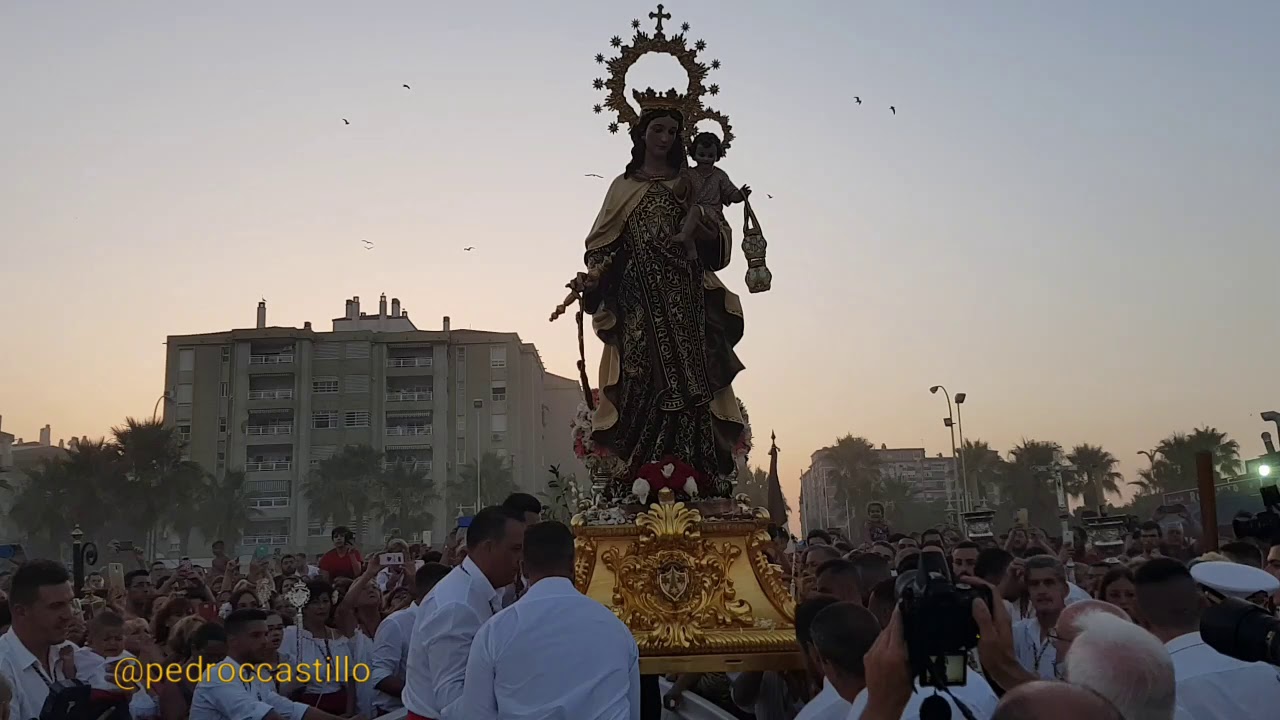 El coro Acapela canta Salve Marinera durante el embarque de la Virgen del Carmen de Huelin (Málaga)