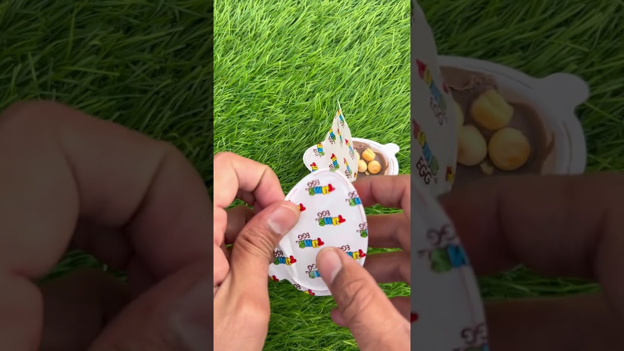 Оранжевый котенок принимает грязевую ванну 