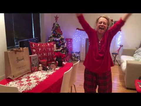 Regalo Natale Zia.Natale 2017 Mamma Presenta A Zia I Suoi Regali Youtube