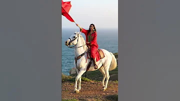 الراية فوق راسها قفطان أحمر و نجمة خضرا المغربي في خاطر لي هاز قليبو علينا كيا Maroc 