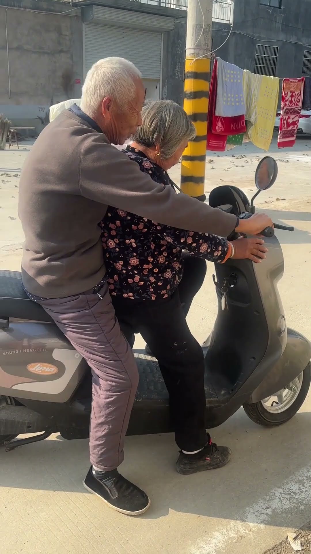 老年生活:老夫妻的浪漫时光 #老人 #老年生活 #金秋时光 老年生活:老夫妻的浪漫时光 #老人 #老年生活 #金秋时光