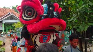 Angklung vs barongsai merah, pasangan serasi ?